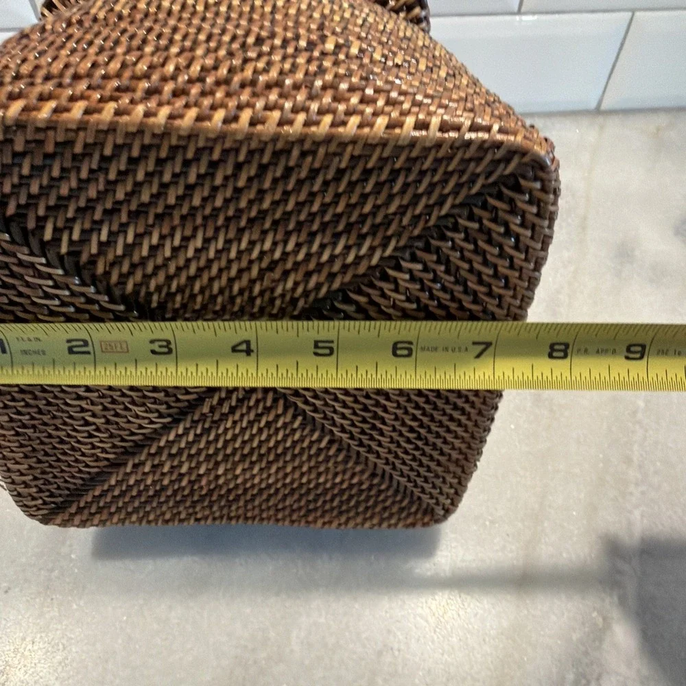 Vintage 1980's Woven Lidded Basket With She'll Decor 003
